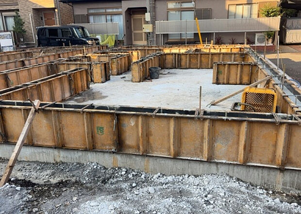 木造住宅とは土台、壁、柱など建築物の強度を支える構造体の材に木が使用されている構造を指します。構造体は建物の自重を支えるだけではなく風圧や水圧、積裁荷重などあらゆる衝撃に耐えるための基礎です。