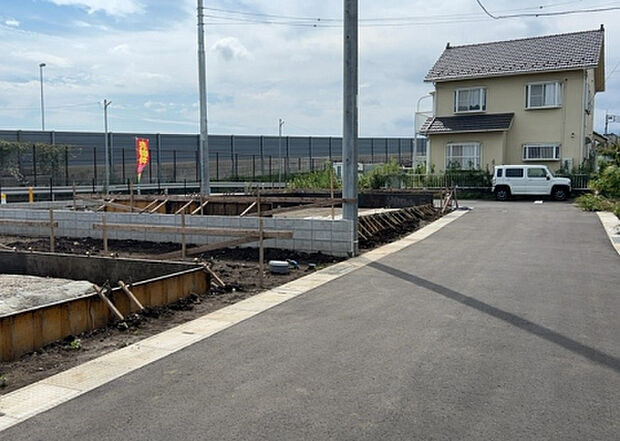 住宅用の土地では前面道路に2m以上接していなければならないと法律で定められています。しかし、お持ちの車のサイズやライフスタイルなどにより、2mでは利便が悪い場合もございますので、事前に確認しましょう。
