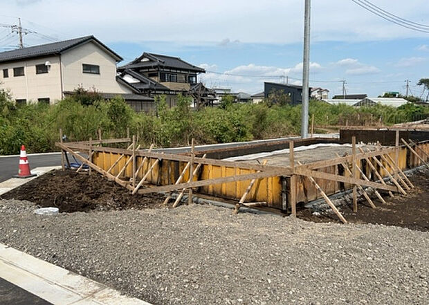 木造住宅とは土台、壁、柱など建築物の強度を支える構造体の材に木が使用されている構造を指します。構造体は建物の自重を支えるだけではなく風圧や水圧、積裁荷重などあらゆる衝撃に耐えるための基礎です。