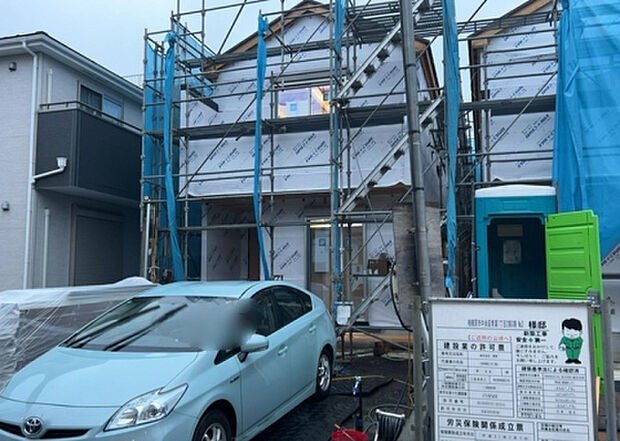 住宅用の土地では前面道路に2m以上接していなければならないと法律で定められています。しかし、お持ちの車のサイズやライフスタイルなどにより、2mでは利便が悪い場合もございますので、事前に確認しましょう。