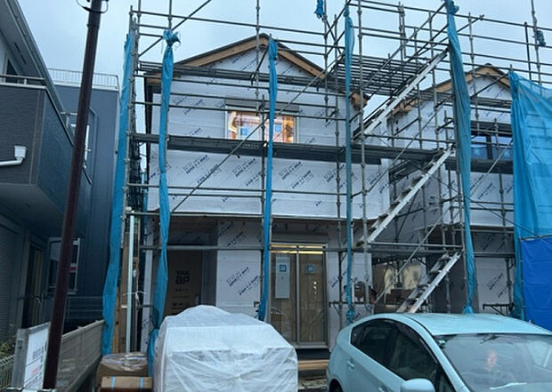 木造住宅とは土台、壁、柱など建築物の強度を支える構造体の材に木が使用されている構造を指します。構造体は建物の自重を支えるだけではなく風圧や水圧、積裁荷重などあらゆる衝撃に耐えるための基礎です。