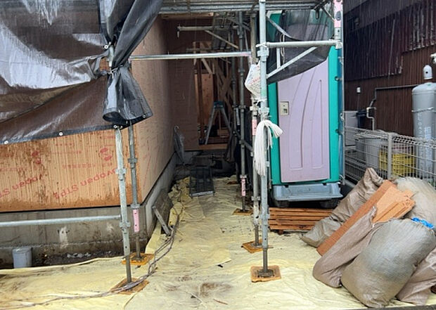 木造住宅とは土台、壁、柱など建築物の強度を支える構造体の材に木が使用されている構造を指します。構造体は建物の自重を支えるだけではなく風圧や水圧、積裁荷重などあらゆる衝撃に耐えるための基礎です。
