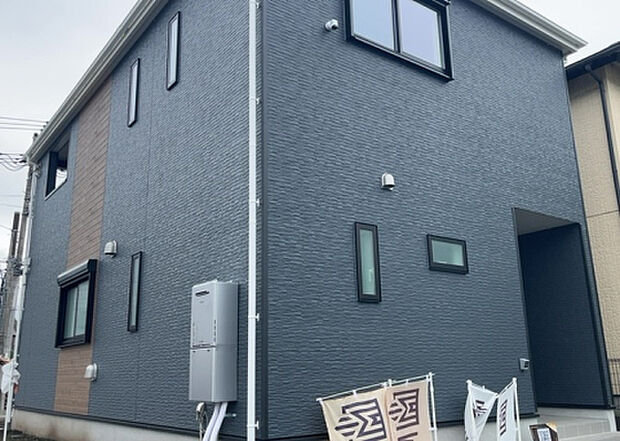 木造住宅とは土台、壁、柱など建築物の強度を支える構造体の材に木が使用されている構造を指します。構造体は建物の自重を支えるだけではなく風圧や水圧、積裁荷重などあらゆる衝撃に耐えるための基礎です。