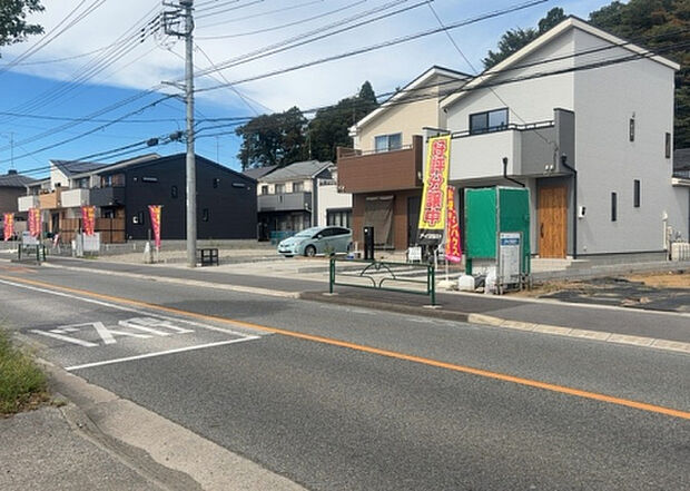 住宅用の土地では前面道路に2m以上接していなければならないと法律で定められています。しかし、お持ちの車のサイズやライフスタイルなどにより、2mでは利便が悪い場合もございますので、事前に確認しましょう。