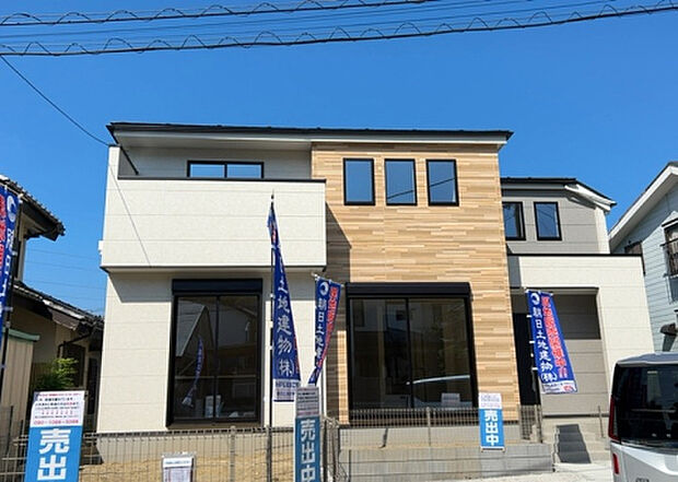 住宅用の土地では前面道路に2m以上接していなければならないと法律で定められています。しかし、お持ちの車のサイズやライフスタイルなどにより、2mでは利便が悪い場合もございますので、事前に確認しましょう。