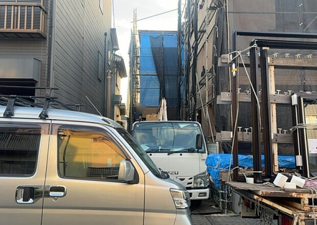 現地をご見学に行く際は、道路の幅や周辺の交通量、施設などをご確認頂くことをおすすめします!ある程度イメージをつけたいという場合は、同売主の施工事例や完成パースもお見せします。