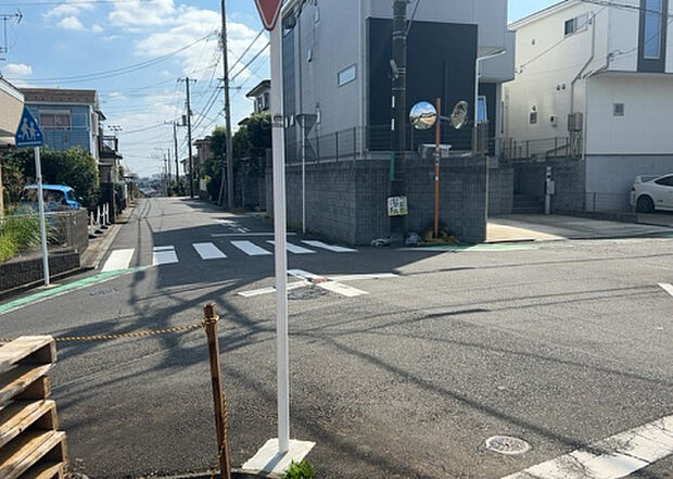 住宅用の土地では前面道路に2m以上接していなければならないと法律で定められています。しかし、お持ちの車のサイズやライフスタイルなどにより、2mでは利便が悪い場合もございますので、事前に確認しましょう。