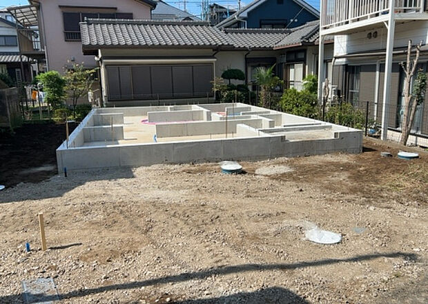 木造住宅とは土台、壁、柱など建築物の強度を支える構造体の材に木が使用されている構造を指します。構造体は建物の自重を支えるだけではなく風圧や水圧、積裁荷重などあらゆる衝撃に耐えるための基礎です。