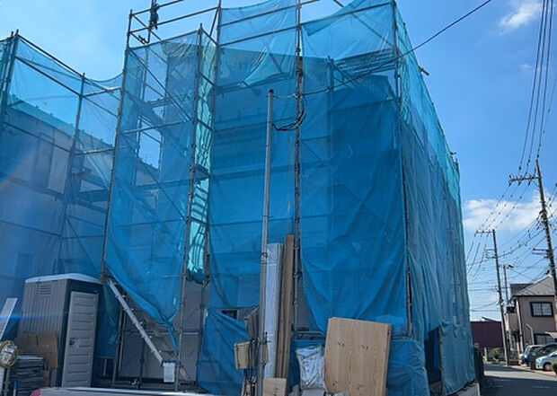 現地をご見学に行く際は、道路の幅や周辺の交通量、施設などをご確認頂くことをおすすめします！ある程度イメージをつけたいという場合は、同売主の施工事例や完成パースもお見せします。