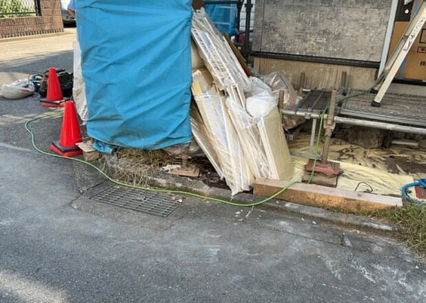 車一台あたりに必要なスペースは、標準サイズの普通自動車で横幅2m50cm、長さ5mは必要になります。ただし、乗降のことも考慮して横幅3m30cm、長さ5m50cmほどは確保できるところを選びましょう。