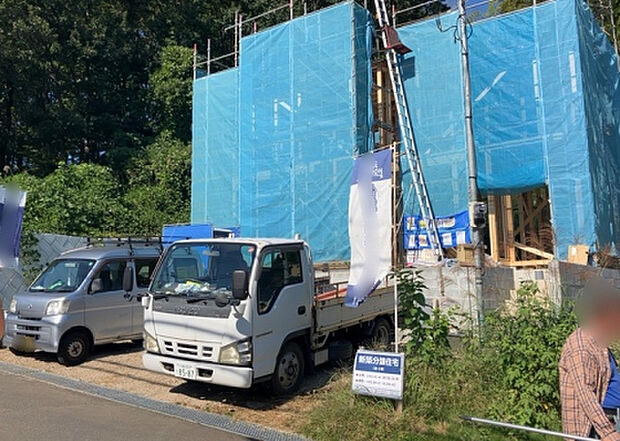 住宅用の土地では前面道路に2m以上接していなければならないと法律で定められています。しかし、お持ちの車のサイズやライフスタイルなどにより、2mでは利便が悪い場合もございますので、事前に確認しましょう。