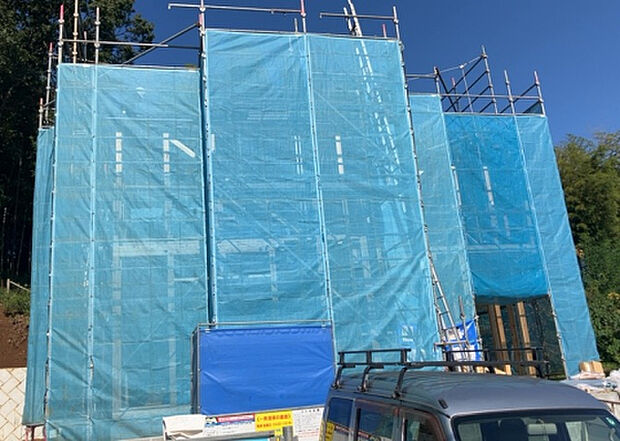木造住宅とは土台、壁、柱など建築物の強度を支える構造体の材に木が使用されている構造を指します。構造体は建物の自重を支えるだけではなく風圧や水圧、積裁荷重などあらゆる衝撃に耐えるための基礎です。