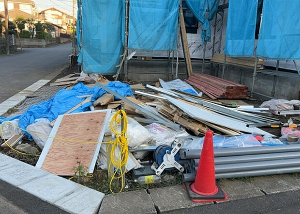 車一台あたりに必要なスペースは、標準サイズの普通自動車で横幅2m50cm、長さ5mは必要になります。ただし、乗降のことも考慮して横幅3m30cm、長さ5m50cmほどは確保できるところを選びましょう。