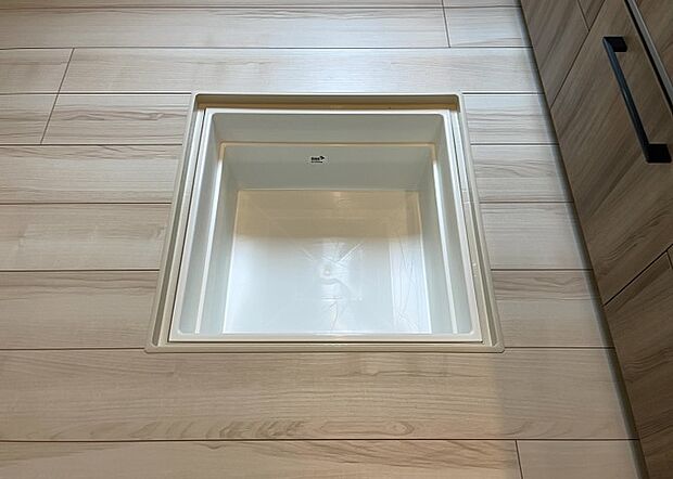 【キッチン床下収納】キッチン床下収納は、調理器具や食器などをスッキリと収納できる便利なスペースです。収納量が多いもの、引き出しがスムーズに開閉するものなど、使い勝手の良いものを選ぶことが大切です。また、湿気がこもりやすい場所なので、通気性の良いものを選ぶこともおすすめです。