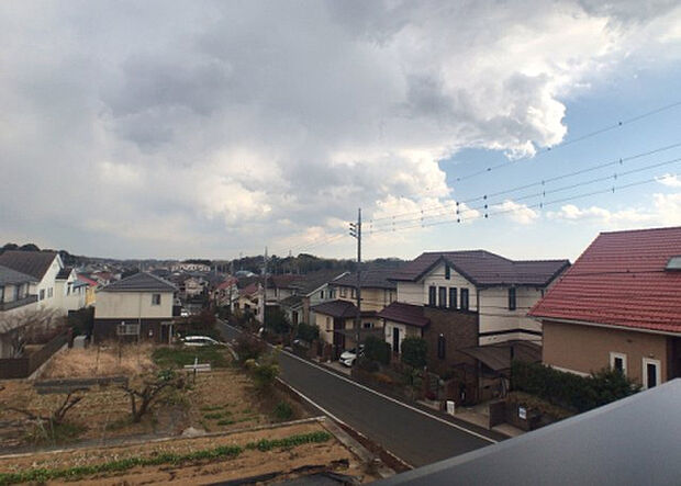 【物件からの展望】眺望を気にして物件を探す場合、前面に建物が建っていないか現地で確認しましょう!前面に建物があると景色はもちろん、日当たりや風通しにも影響が出てきます。住んだ時のことを想像しながら現地見学をしましょう。