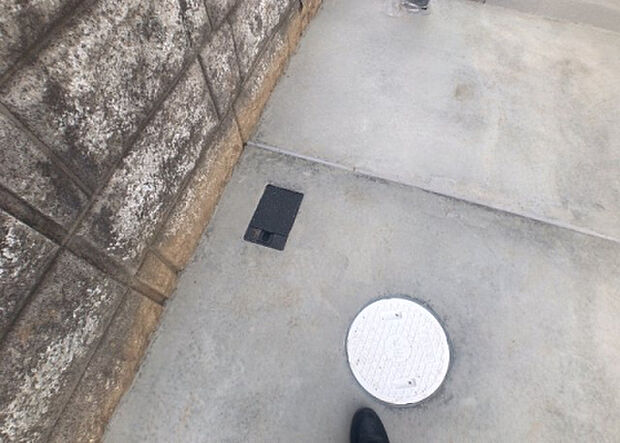 【その他設備】敷地内には、散水栓や立水栓があります。水道水を直接利用できるため、水を運ぶ手間を省くことが出来ます。大量の水を必要とする洗車作業や清掃などに役立ちます。その他設備とあわせて、現地でご確認ください。