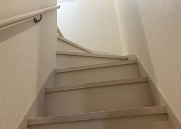 【内装】建物の上下階の通路である階段は、その位置によって動線や室内の印象が大きく左右されます。手摺にも重要な役割があり、転倒の防止・歩行や動作を円滑にして日常生活を支えることを主な目的として設置されています。