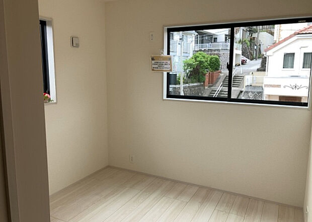 【洋室】洋室のメリットは重い家具が置きやすく、身の回りが整理しやすいことです。 床がフローリングのため畳とは異なり凹みにくいです。 クローゼットなど収納が豊富で、普段使わない旅行カバンや服の整頓も簡単にです。