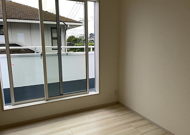 【洋室】洋室のメリットは重い家具が置きやすく、身の回りが整理しやすいことです。 床がフローリングのため畳とは異なり凹みにくいです。 クローゼットなど収納が豊富で、普段使わない旅行カバンや服の整頓も簡単にです。