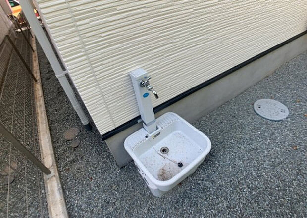 【その他設備】敷地内には、散水栓や立水栓があります。水道水を直接利用できるため、水を運ぶ手間を省くことが出来ます。大量の水を必要とする洗車作業や清掃などに役立ちます。その他設備とあわせて、現地でご確認ください。