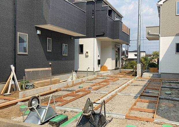 【前面道路含む現地写真_2】お持ちの車種によっては前面道路が広い方が便利でしょう。しかし、前面道路が広ければその分交通量が多くなるため、騒音などが気になる場合があります。実際に現地を見学し、周辺交通量や騒音などを確認しましょう!