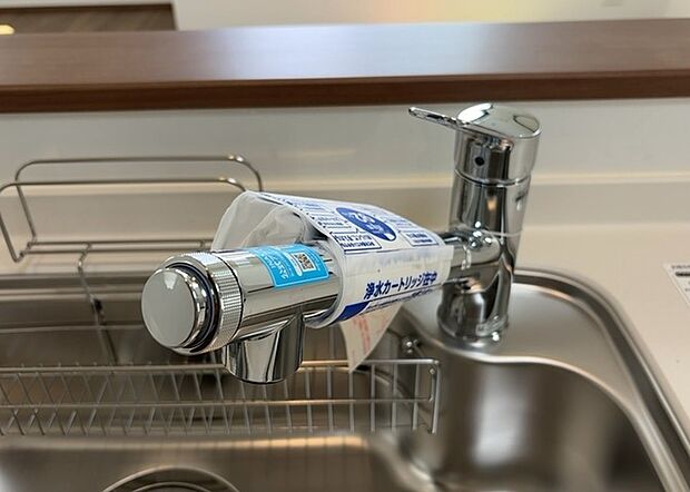 【キッチン水栓】キッチン水栓は、毎日必ず使うものだからこそ、使いやすさが重要です。シャワーヘッドの切り替えがスムーズか、吐水量が調節できるか、水しぶきが飛び散りにくい構造か、浄水機能が付いているかなど、日々の家事を快適にするための機能が数多くあります。また、デザインも多種多様なので、キッチン全体の雰囲気に合わせたものを選ぶことができます。