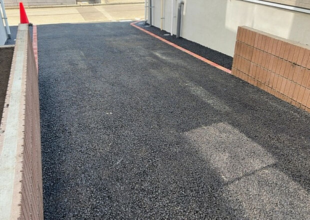 【駐車場】駐車場と明記されていても、最小スペースでつくられた駐車場だと大型車は駐車できなかったり、出入りしにくくなったりする可能性があります。お車のサイズと購入したい物件の駐車場のサイズを現地で確認しましょう。