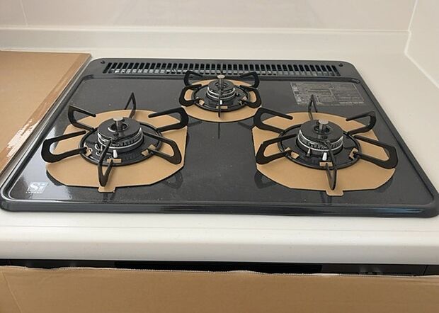 【キッチンコンロ】キッチンコンロは、料理の質を大きく左右する重要な設備です。火力調整のしやすさ、グリル機能の有無、安全装置の充実度など、選ぶポイントがたくさんあります。特に、IHクッキングヒーターは、お手入れのしやすさや安全性が高く、近年人気が高まっています。