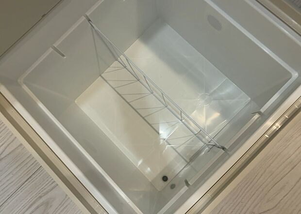 【キッチン床下収納】キッチン床下収納は、調理器具や食器などをスッキリと収納できる便利なスペースです。収納量が多いもの、引き出しがスムーズに開閉するものなど、使い勝手の良いものを選ぶことが大切です。また、湿気がこもりやすい場所なので、通気性の良いものを選ぶこともおすすめです。