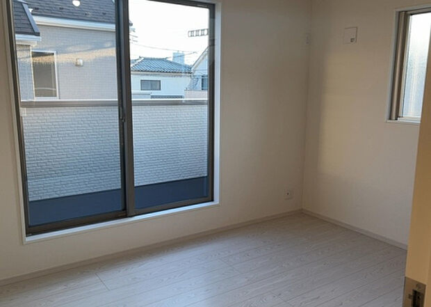 【洋室】洋室のメリットは重い家具が置きやすく、身の回りが整理しやすいことです。 床がフローリングのため畳とは異なり凹みにくいです。 クローゼットなど収納が豊富で、普段使わない旅行カバンや服の整頓も簡単にです。