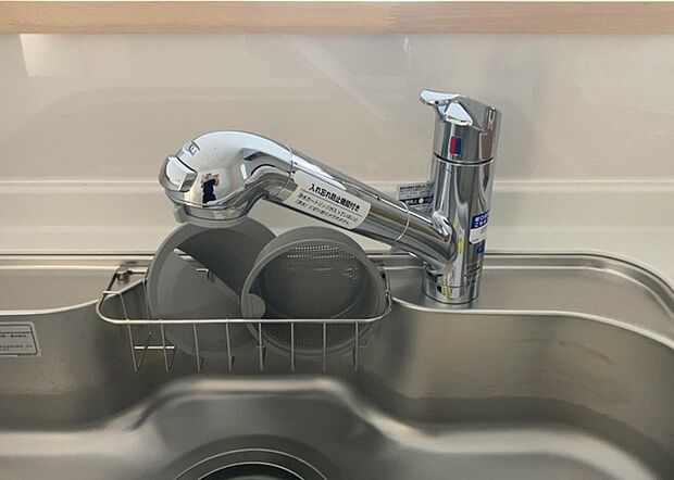 【キッチン水栓】キッチン水栓は、毎日必ず使うものだからこそ、使いやすさが重要です。シャワーヘッドの切り替えがスムーズか、吐水量が調節できるか、水しぶきが飛び散りにくい構造か、浄水機能が付いているかなど、日々の家事を快適にするための機能が数多くあります。また、デザインも多種多様なので、キッチン全体の雰囲気に合わせたものを選ぶことができます。