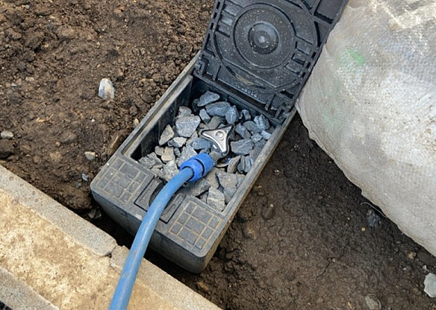 【その他設備】敷地内には、散水栓や立水栓があります。水道水を直接利用できるため、水を運ぶ手間を省くことが出来ます。大量の水を必要とする洗車作業や清掃などに役立ちます。その他設備とあわせて、現地でご確認ください。