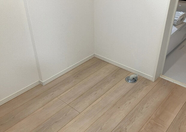 【ランドリースペース】ランドリースペースも気になります。洗濯機置場があり「洗う、干す、取り込む、アイロンがけ、たたむ」など、洗濯に関する家事をするための空間です。広さや収納など付帯設備も含めて、詳細は現地でご確認ください。