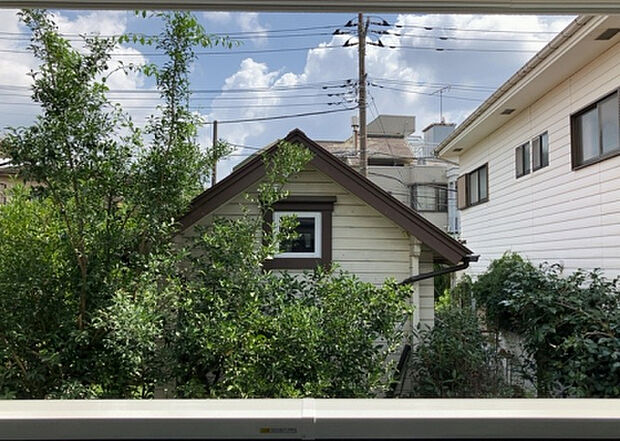 【物件からの展望】眺望を気にして物件を探す場合、前面に建物が建っていないか現地で確認しましょう!前面に建物があると景色はもちろん、日当たりや風通しにも影響が出てきます。住んだ時のことを想像しながら現地見学をしましょう。