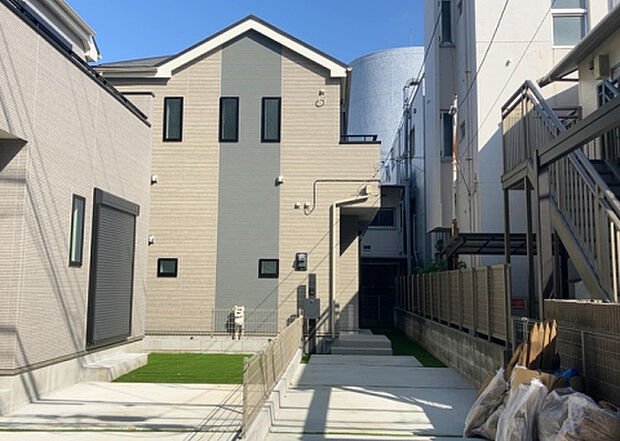 【前面道路含む現地写真_2】お持ちの車種によっては前面道路が広い方が便利でしょう。しかし、前面道路が広ければその分交通量が多くなるため、騒音などが気になる場合があります。実際に現地を見学し、周辺交通量や騒音などを確認しましょう!