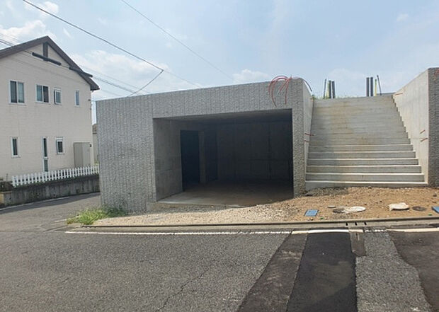 【前面道路含む現地写真_3】お持ちの車種によっては前面道路が広い方が便利でしょう。しかし、前面道路が広ければその分交通量が多くなるため、騒音などが気になる場合があります。実際に現地を見学し、周辺交通量や騒音などを確認しましょう!