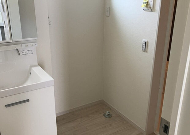 【ランドリースペース】ランドリースペースも気になります。洗濯機置場があり「洗う、干す、取り込む、アイロンがけ、たたむ」など、洗濯に関する家事をするための空間です。広さや収納など付帯設備も含めて、詳細は現地でご確認ください。