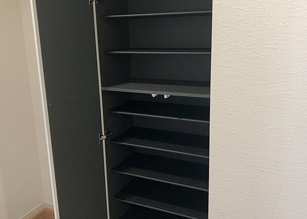 【玄関収納】玄関収納は、靴や傘、コートなどをスッキリと収納できるだけでなく、来客時に見せる顔となるため、家の顔とも言えます。収納量だけでなく、デザイン性も重視したいところです。ミラー付きの収納であれば、外出前の身だしなみチェックにも便利です。