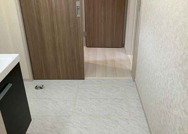 【脱衣場】多くの戸建て住宅で見かける洗面脱衣所は、洗面台と洗濯機が2畳ほどのスペースに並べられていて、洗面所が脱衣所を兼ね備えている間取りが一般的です。お客様が利用することもある、パブリックな空間でもあります。