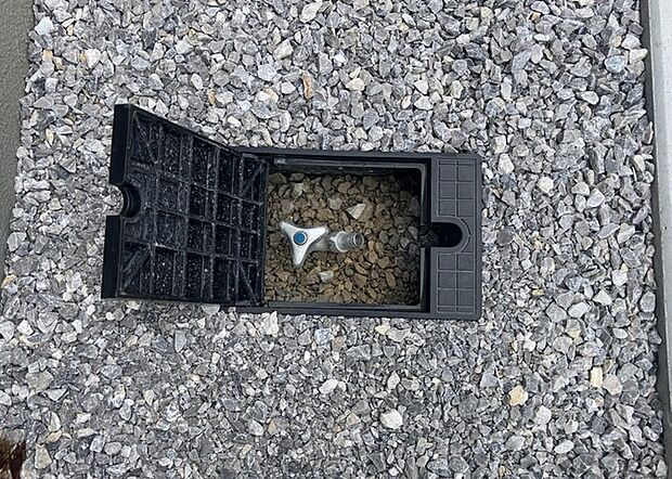 【外水栓】外水栓は、庭の水やりや洗車など、様々な用途に使える便利な設備です。ホースがしっかりと接続できるもの、水圧が安定しているものなど、使い勝手の良いものを選びましょう。また、凍結防止機能が付いているものなら、冬場でも安心して使用できます。