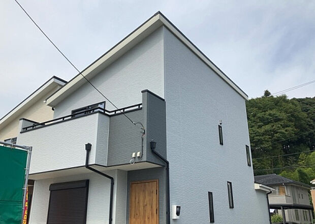 【前面道路含む現地写真_2】お持ちの車種によっては前面道路が広い方が便利でしょう。しかし、前面道路が広ければその分交通量が多くなるため、騒音などが気になる場合があります。実際に現地を見学し、周辺交通量や騒音などを確認しましょう!