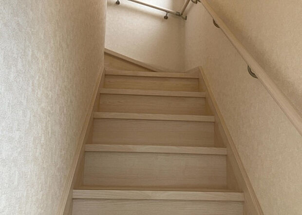 【内装】建物の上下階の通路である階段は、その位置によって動線や室内の印象が大きく左右されます。手摺にも重要な役割があり、転倒の防止・歩行や動作を円滑にして日常生活を支えることを主な目的として設置されています。