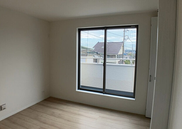 【洋室】洋室のメリットは重い家具が置きやすく、身の回りが整理しやすいことです。 床がフローリングのため畳とは異なり凹みにくいです。 クローゼットなど収納が豊富で、普段使わない旅行カバンや服の整頓も簡単にです。