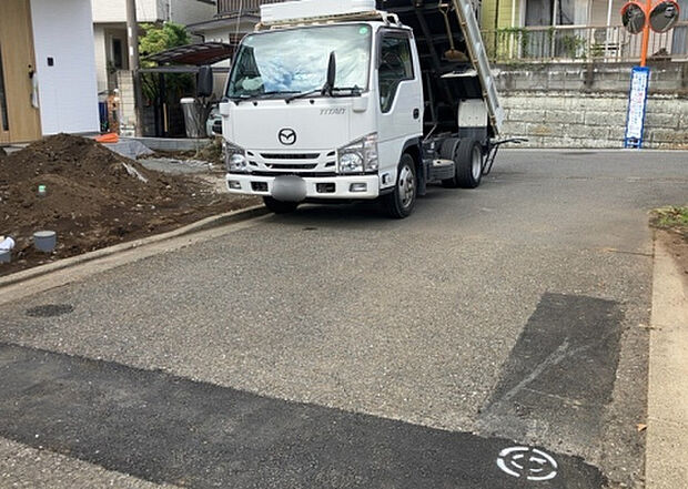 【前面道路含む現地写真_2】お持ちの車種によっては前面道路が広い方が便利でしょう。しかし、前面道路が広ければその分交通量が多くなるため、騒音などが気になる場合があります。実際に現地を見学し、周辺交通量や騒音などを確認しましょう!
