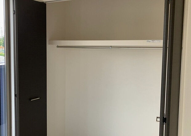 【ウォークインクローゼット】ウォークインクローゼットがあれば、クローゼット内でコーディネートが完成できますし、季節の変わり目に行う衣替えの手間も省けます。また、スーツケースなど大きいものもしまうことができ使い勝手がよいです。