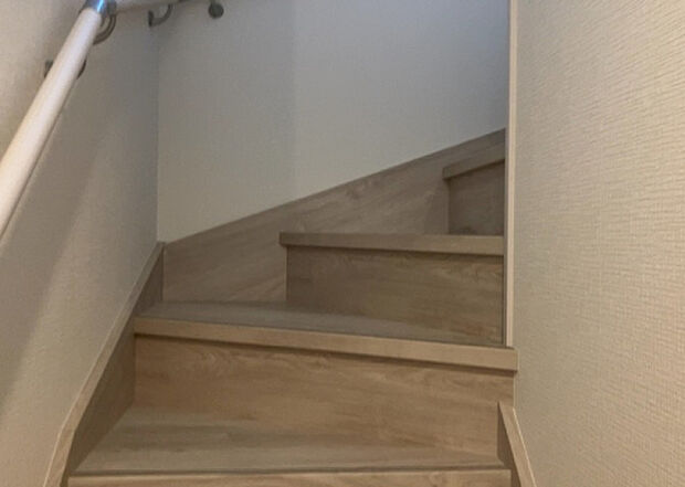 【内装】建物の上下階の通路である階段は、その位置によって動線や室内の印象が大きく左右されます。手摺にも重要な役割があり、転倒の防止・歩行や動作を円滑にして日常生活を支えることを主な目的として設置されています。