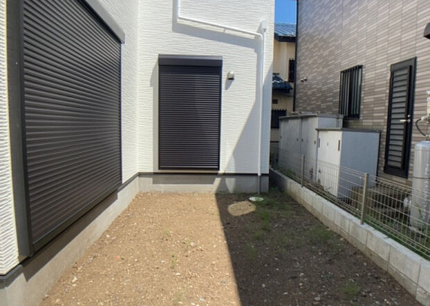 【庭】庭があることでガーデニングや家庭菜園はもちろん、こどもの遊び場やペットを放して遊ぶことができます。また、家の周囲に余裕があるということです。隣地との間があれば、十分な日当たりと、風通しが確保できます。