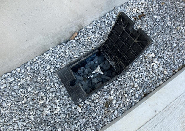 【その他設備】敷地内には、散水栓や立水栓があります。水道水を直接利用できるため、水を運ぶ手間を省くことが出来ます。大量の水を必要とする洗車作業や清掃などに役立ちます。その他設備とあわせて、現地でご確認ください。