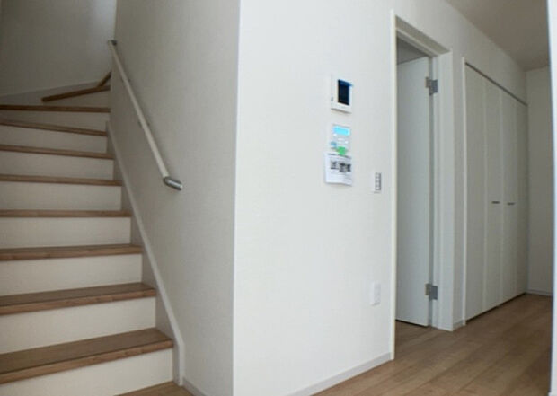 【内装】建物の上下階の通路である階段は、その位置によって動線や室内の印象が大きく左右されます。手摺にも重要な役割があり、転倒の防止・歩行や動作を円滑にして日常生活を支えることを主な目的として設置されています。