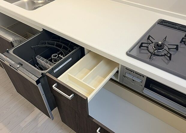 【キッチン床下収納】キッチン床下収納は、調理器具や食器などをスッキリと収納できる便利なスペースです。収納量が多いもの、引き出しがスムーズに開閉するものなど、使い勝手の良いものを選ぶことが大切です。また、湿気がこもりやすい場所なので、通気性の良いものを選ぶこともおすすめです。
